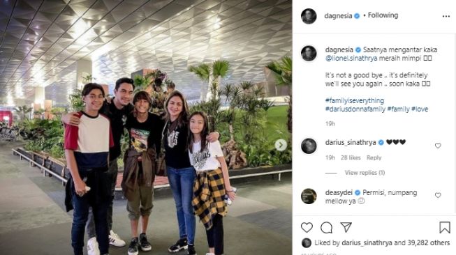 Donna Agnesia dan Darius antar putranya sekolah di Prancis (instagram.com)