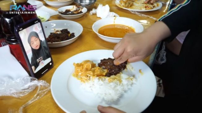 Momen Nagita Slavina borong restoran Padang. [YouTube/Rans Entertainment]