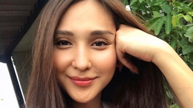 Tetap Hangat Meski Ganti Gender dan Pindah Agama, Simak 10 Potret Dena Rachman Bareng Keluarga