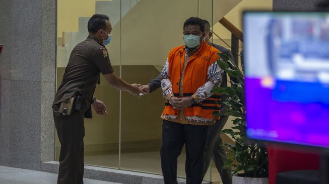 Terdakwa Wali Kota Tanjungbalai (nonaktif) M. Syahrial berjalan usai sidang pembacaan vonis secara virtual yang terhubung dari Pengadilan Negeri Medan di gedung KPK, Jakarta, Senin (20/9/2021). ANTARA FOTO/Aditya Pradana Putra