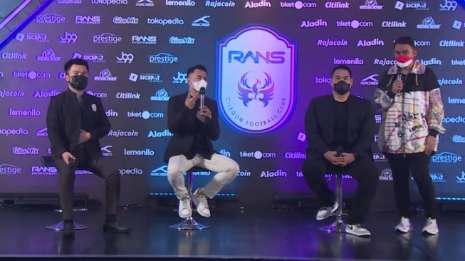 Raffi Ahmad bersama Rudy Salim dan Dito Ariotedjo saat jumpa pers virtual merilis jersey klub Rans Cilegon FC dan memperkenalkan  Rans PIK Basketball, Senin (20/9/2021).  [YouTube: Rans Entertainment]