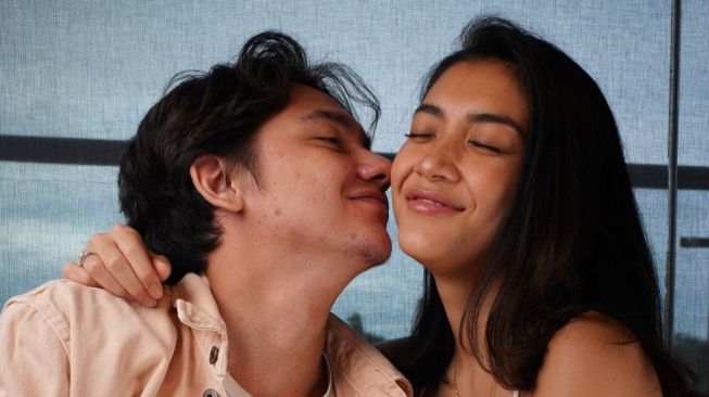 Pasutri Adipati Dolken dan Canti Tachril Kompak Ketularan Tren Jamet, Warganet Tanya: Gejalanya Apa Ya?