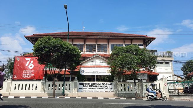 Sejumlah pengendara melintas di depan Kantor Wilayah BPN DIY, Jalan Brigjend Katamso,Kemantren Mergangsan, Kota Yogyakarta, Minggu (19/9/2021). [tim suara.com]