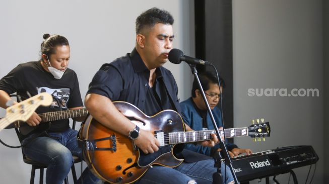 Penampilan Rio Adiwardhana ketika bernyanyi saat berkunjung ke kantor suara.com di Jakarta Selatan, Selasa (21/9/2021). [Suara.com/Alfian Winanto]