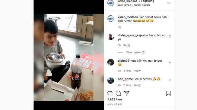 Tangkapan layar video sekelompok remaja membawa nasi dari rumah saat makan di KFC. [Instagram/@video_medsos]