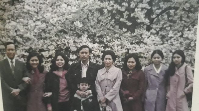 Sarwo Edhie bersama istri Sunarti dan anak-anak. [Repro Buku Ani Yudhoyono Kepak Sayap Putri Prajurit]