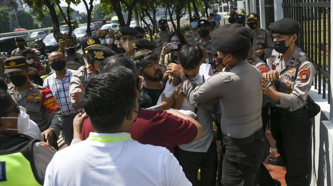 Polisi membubarkan unjuk rasa pencari suaka asal Afghanistan di depan Gedung DPR, Jakarta, Selasa (21/9/2021).  ANTARA FOTO/Galih Pradipta