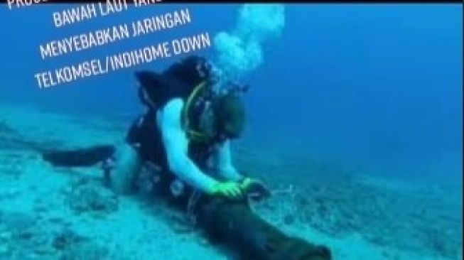 Viral teknisi bertaruh nyawa perbaiki jaringan Telkomsel down dan Indihome down. Bagaimana tidak, para teknisi perbaiki kabel koneksi Internet di bawah laut sembari menyelam. 