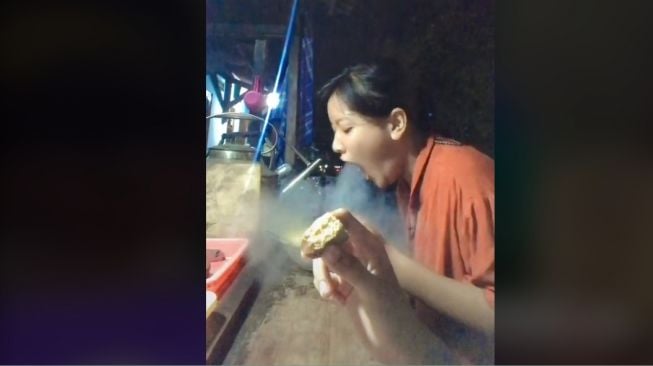 Wanita Makan Mie Panas Sampai Semburkan Asap Netizen Malah Sangka Ini