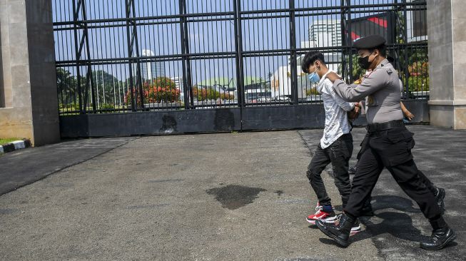 Polisi membubarkan unjuk rasa pencari suaka asal Afghanistan di depan Gedung DPR, Jakarta, Selasa (21/9/2021).  ANTARA FOTO/Galih Pradipta