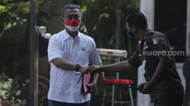 Ketua DPRD DKI Prasetyo Edi (kiri) berjalan setibanya di Gedung Merah Putih KPK, Jakarta, Selasa (21/9/2021). [Suara.com/Angga Budhiyanto]