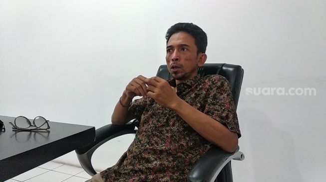 Kasie Pengendalian Pertanahan Dispertaru DIY, Ajie Mardana memberi ketarangan saat ditemui tim kolaborasi agrarian di kantornya, Jumat (28/5/2021). [tim suara.com]