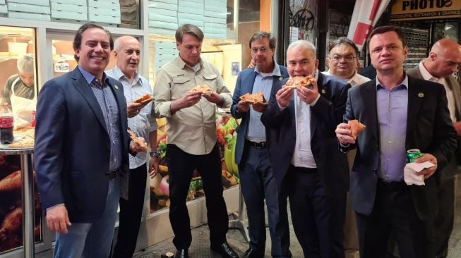 Bolsonaro Terciduk Makan Pizza di Pinggir Jalan karena Belum Divaksin