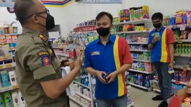 Penggunaan aplikasi pedulilindungi tuai kontroversi di Indomaret Bekasi (instagram)