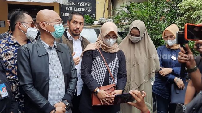 M bersama tim pengacara mendatangi Komnas Perempuan untuk mengadukan ayah Taqy Malik, Mansyardin Malik [Suara.com/Evi Ariska]