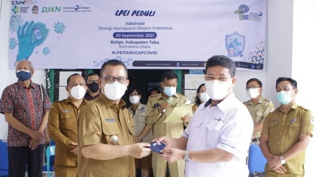 LPEI Serahkan Vaksin, APD dan Tabung Oksigen di Kabupaten Toba