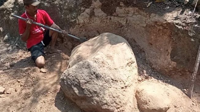 Heboh! Batu di Sragen Tak Bisa Dipindah, Sempat Datangkan Ekskavator Tapi Tetap Gagal