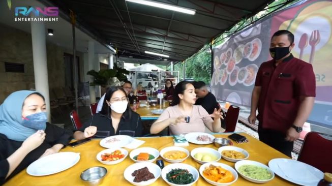 Momen Nagita Slavina borong restoran Padang. [YouTube/Rans Entertainment]