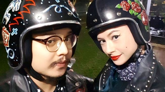 Potret Mesra Derby Romero dan Istri. (Instagram/miss_adinda_mae)