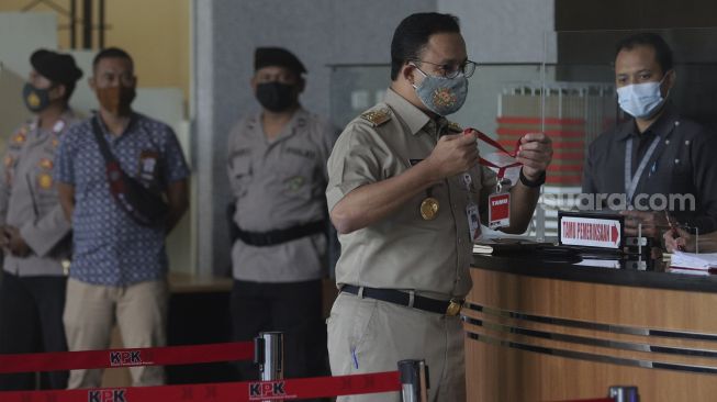 Gubernur DKI Jakarta Anies Baswedan bersiap untuk menjalani pemeriksaan di Gedung Merah Putih KPK, Jakarta, Selasa (21/9/2021). [Suara.com/Angga Budhiyanto]