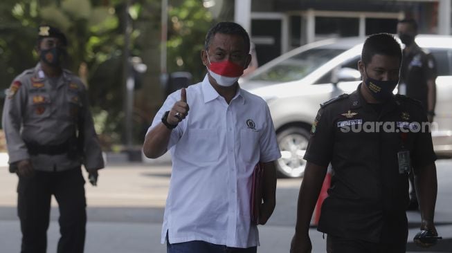 Ketua DPRD DKI Prasetyo Edi (tengah) berjalan setibanya di Gedung Merah Putih KPK, Jakarta, Selasa (21/9/2021). [Suara.com/Angga Budhiyanto]