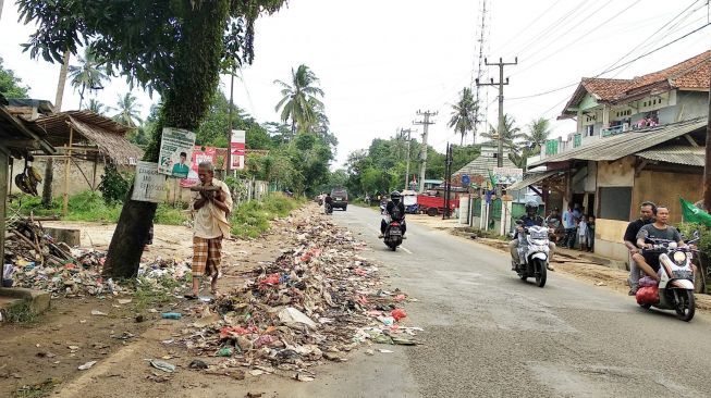 Jorok! Sampah Plastik Berserakan di Jalan Raya Pandeglang – Labuan