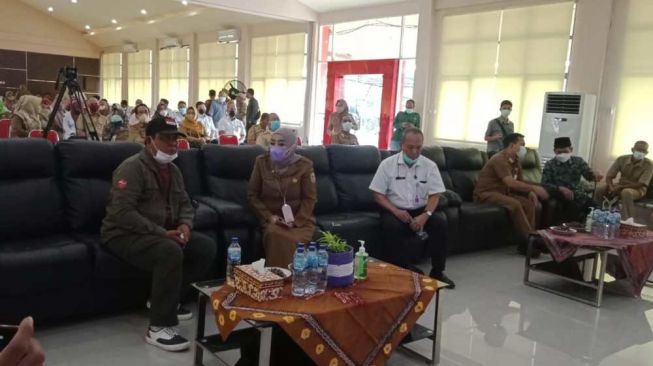 Kadispersip Kalsel Raih Penghargaan dari Perpusnas RI