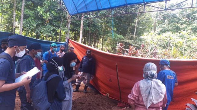 Makam Korban Miras Oplosan di Pandeglang Tiba-tiba Dibongkar Polisi
