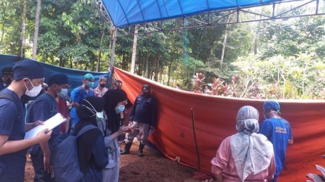 Polisi Bongkar Makam Korban Miras Oplosan di Pandeglang