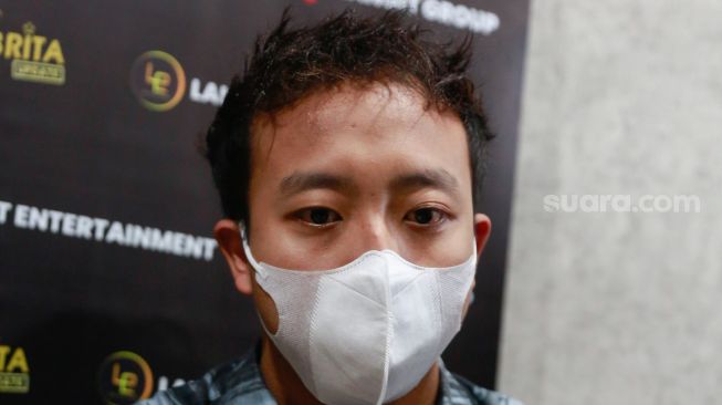 Personil Warkopi Alfin Dwi Krisnandi (Indro) saat ditemui di Kawasan Ciledug, Jakarta Selatan, Rabu (22/9/2021). [Suara.com/Alfian Winanto]