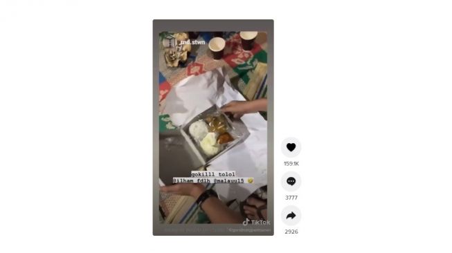 Dapat kado anti mainstream. [TikTok] 