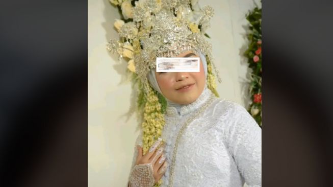 Viral seorang pengantin baru menangis lihat hasil foto pernikahan. Bahkan si pengantin salahkan fotografernya. 