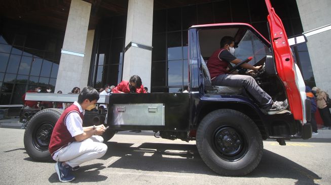 Tim riset pengembangan kendaraan listrik Autonom Institut Teknologi Telkom Surabaya (ITTS) menyiapkan truk listrik untuk diuji coba di Surabaya, Jawa Timur, Rabu (22/9/2021). ANTARA FOTO/Moch Asim