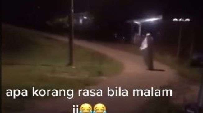 Bikin Merinding! Viral Penampakan Wanita Pakai Mukena Naik Skuter