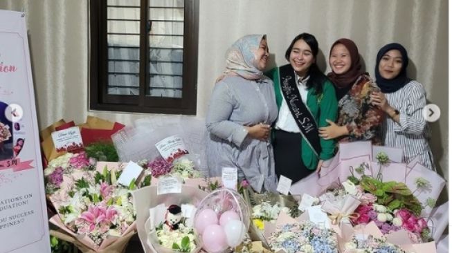 Momen Adik Ayu Ting Ting Lulus Skripsi. [Instagram/mom_ayting92_]