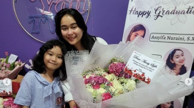 Momen Adik Ayu Ting Ting Lulus Skripsi. [Instagram/mom_ayting92_]