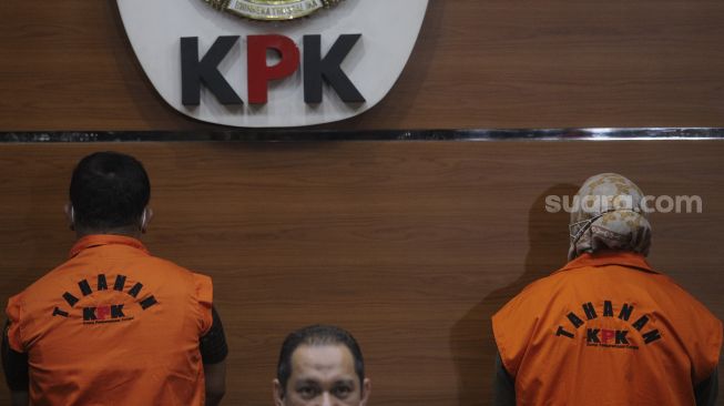 Bupati Kolaka Timur Andi Merya Nur (kanan) dan Kepala BPBD Kolaka Timur Anzarullah (kiri) dihadirkan dalam konferensi pers penahanan di Gedung Merah Putih KPK, Jakarta, Rabu (22/9/2021) malam. [Suara.com/Angga Budhiyanto]