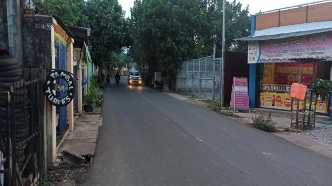 Kiai Jamiludin atau Ustadz Jamiludin dibacok pembegal di Kampung Babakan, Jalan Raya Mustikasari, Kelurahan Mustikasari, Kecamatan Mustikajaya, Kota Bekasi, Selasa (21/9/2021) lalu. Ustadz Jamiludin cerita tentang peristiwa nahas itu. Namun dalam ceritanya Ustadz Jamiludin sempat melawan saat dibacok. (Suara.com/Imam)