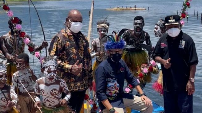 Sandiaga Uno Jadi Menteri Pertama yang Sambangi Kampung Yoboi Papua