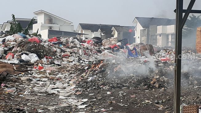 Tumpukan sampah di TPS Jalan Wijaya Kusuma Ujung X Gang Sawo 1 RT 13 RW 1 Kelurahan Pondok Betung, Pondok Aren, Kota Tangerang Selatan, Selasa (21/9/2021). [SuaraJakarta.id/Wivy Hikmatullah]