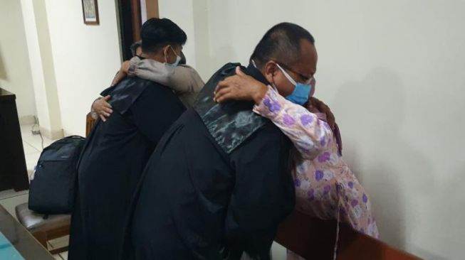 PN Sleman Vonis Bebas Terdakwa Dugaan Nilai Ijazah Palsu, Keluarga Sujud Syukur