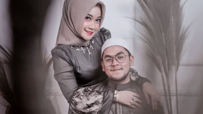 Nor Nagny Hasuna bersama suami, Muhammad Taufiq Ridho. [Instagram]