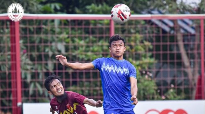 Pemain PSCS Cilacap, Arief Yulianto mengontrol bola dibayangi pemain Badak Lampung dalam uji coba di Jakarta. [Media PSCS Cilacap]