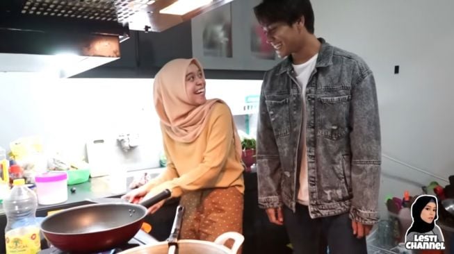 Potret Lesti Kejora dan Rizky Billar semasa PDKT. (YouTube/Lesti Channel)