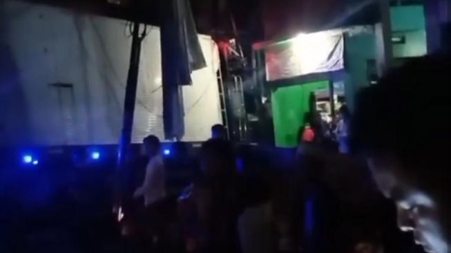 Diduga rem blong, kontainer tabrak kios di KIIC Karawang (instagram)