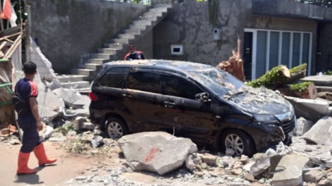 Sehari Pasca Hujan Badai di Depok, Dinas Damkar Masih Tangani Sejumlah Titik