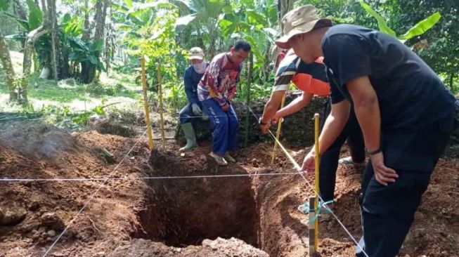 Tim Arkeologi Jabar Coba Pecahkan Misteri Penemuan Bunker di Pesisir Selatan Sukabumi