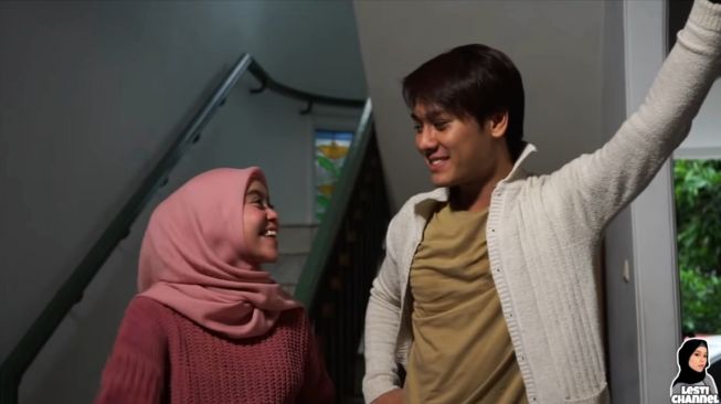 Potret Lesti Kejora dan Rizky Billar semasa PDKT. (YouTube/Lesti Channel)