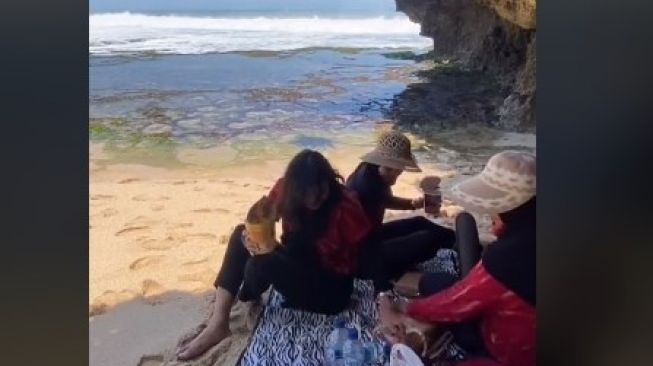 Viral Tiga Cewek Asyik Piknik Diterjang Ombak, Warganet Malah Kesal Karena Ini