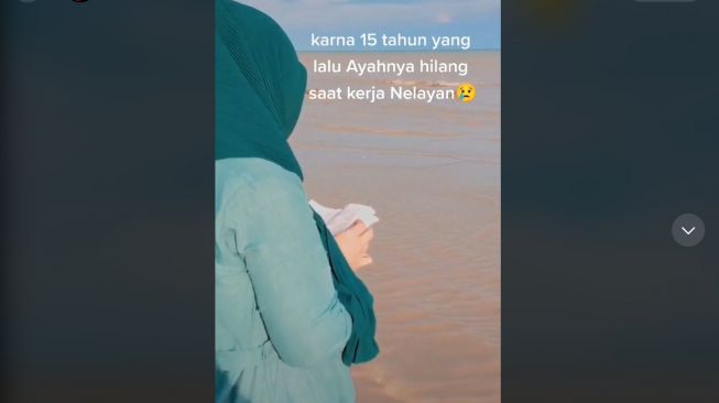 Viral Wanita Yasinan di Pinggir Laut tiap Malam Jumat, Alasannya Bikin Haru